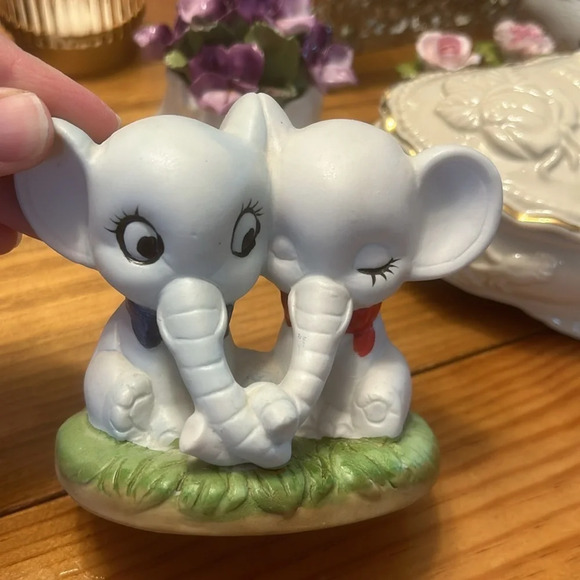 VTG Artmark Snuggling/Trunk Holding Elephants - 4in. Ceramic Figurine - Picture 6 of 6